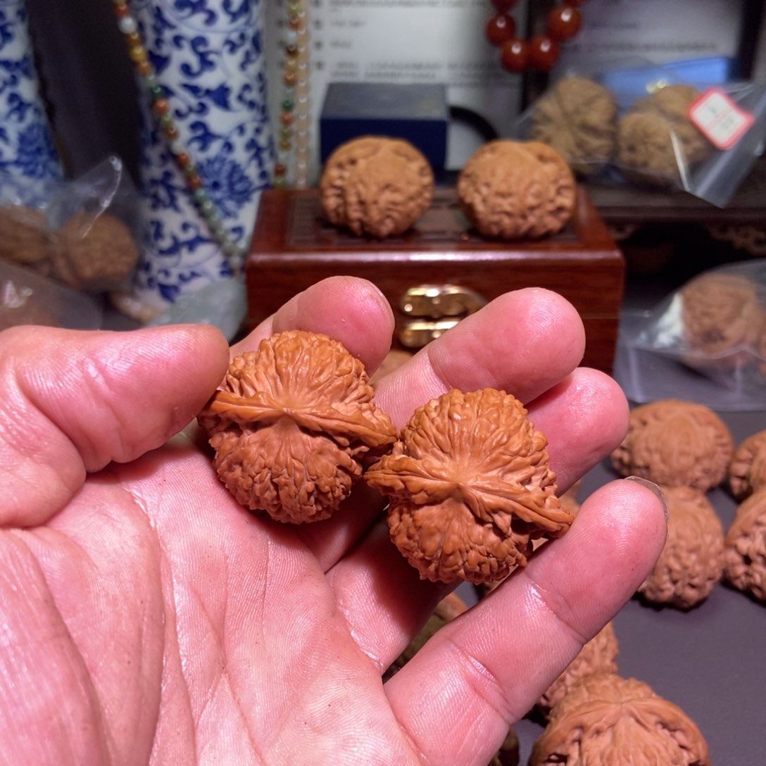 桃核把件幸***呆龙胆核桃