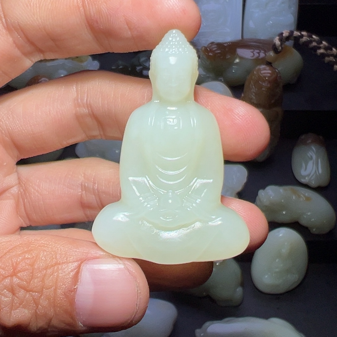 凯***风和田玉未镶嵌颈饰