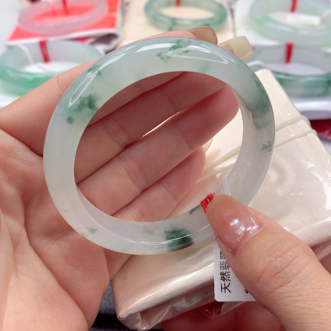 翡翠手镯未镶嵌54圈口 温婉优雅白冰冰飘绿花