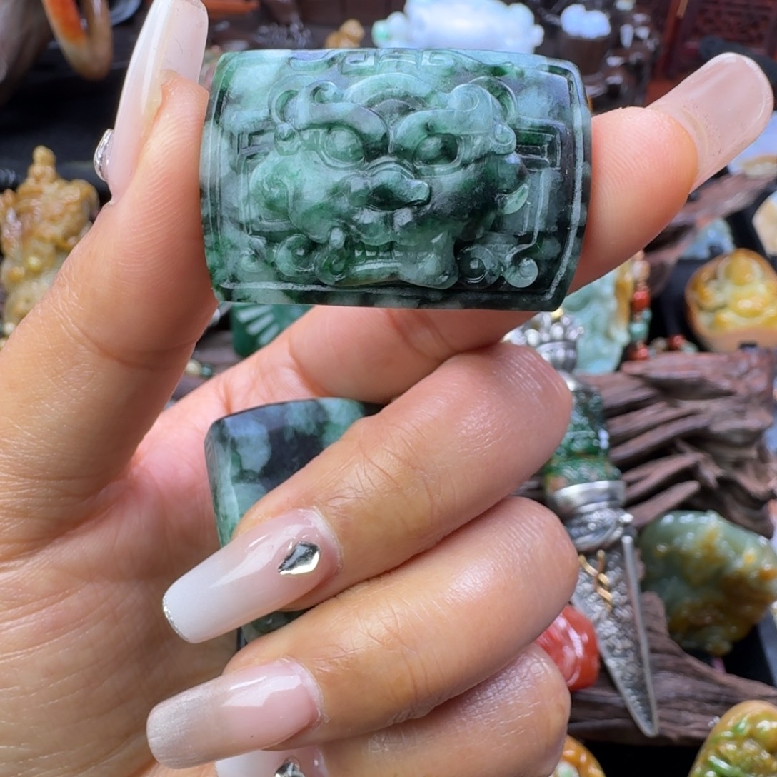 山***。翡翠未镶嵌颈饰翡翠挂件