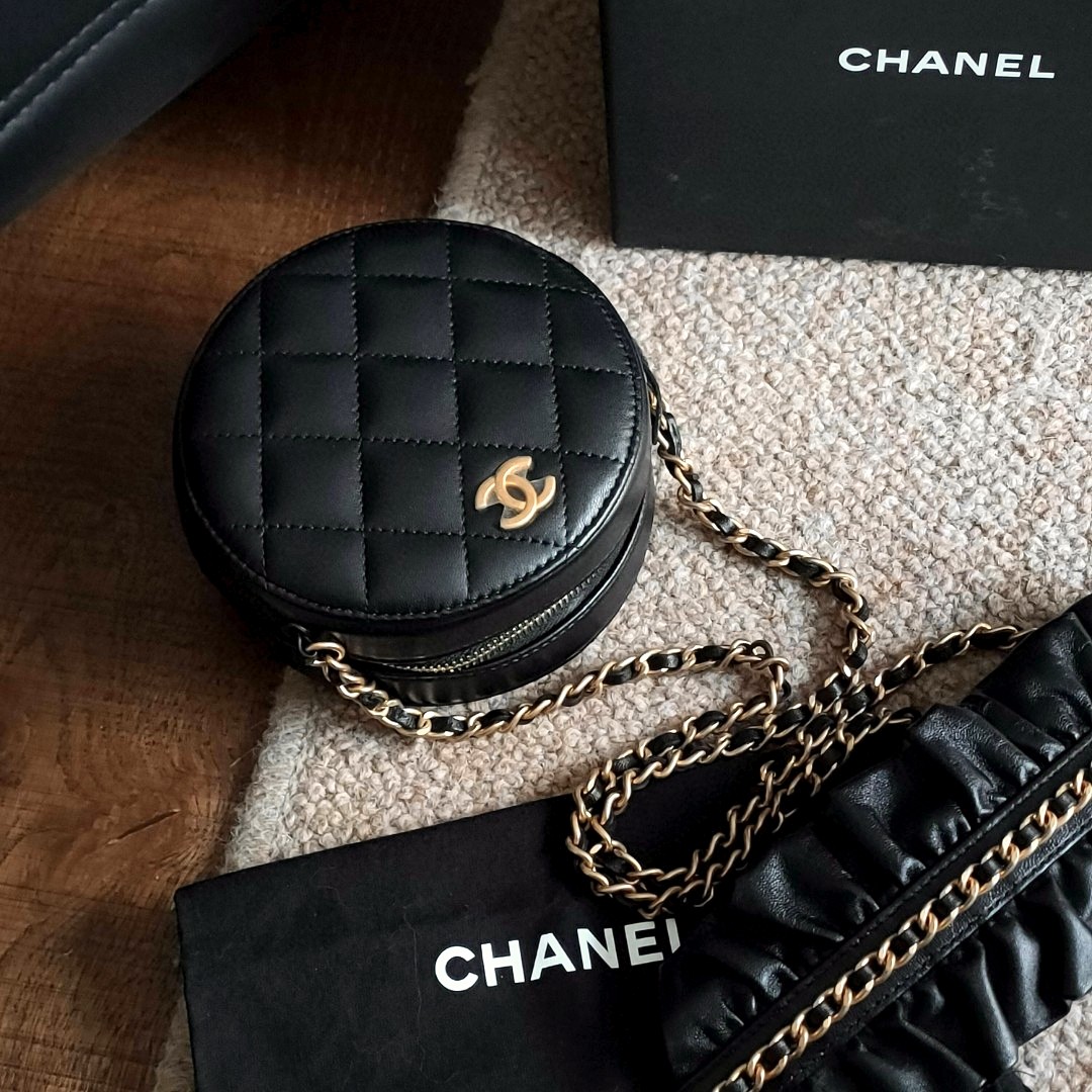 95新 Chanel/香奈儿 Azul -黑金羊皮荷叶边圆饼斜挎包37941