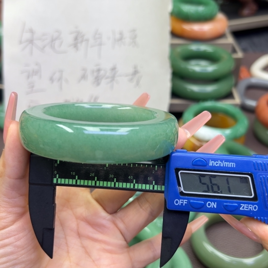 未镶嵌手镯石英岩玉