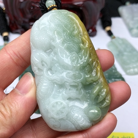 翡翠颈饰未镶嵌翡翠三彩龙牌