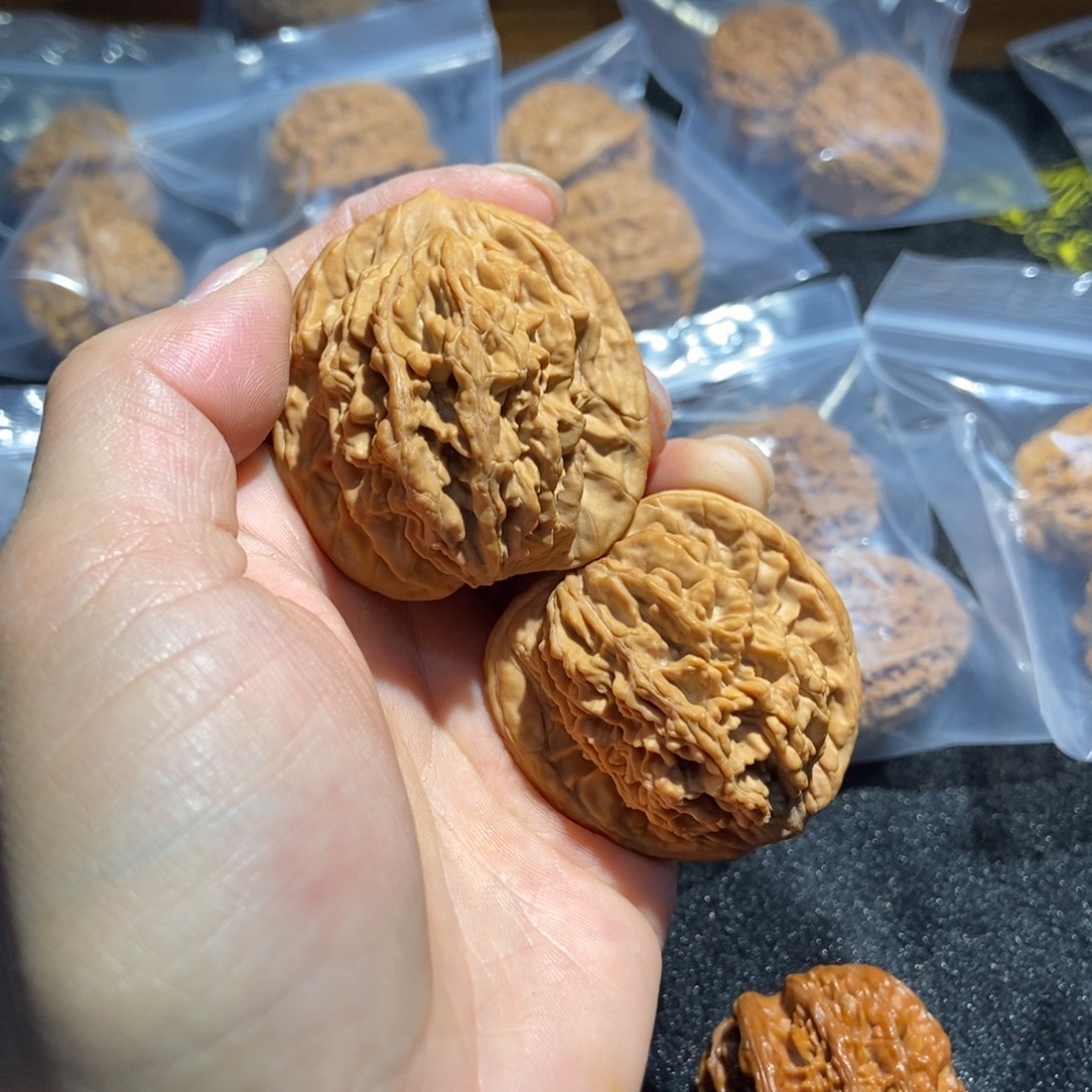 文玩核桃吊坠虎头核桃100