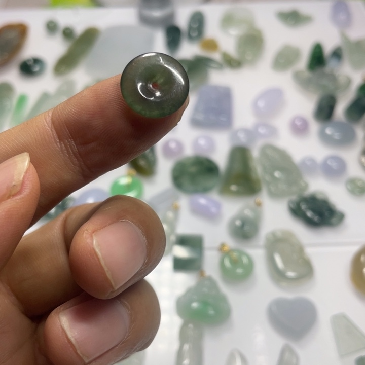 翡翠未镶嵌颈饰13.4*2.6送绳子