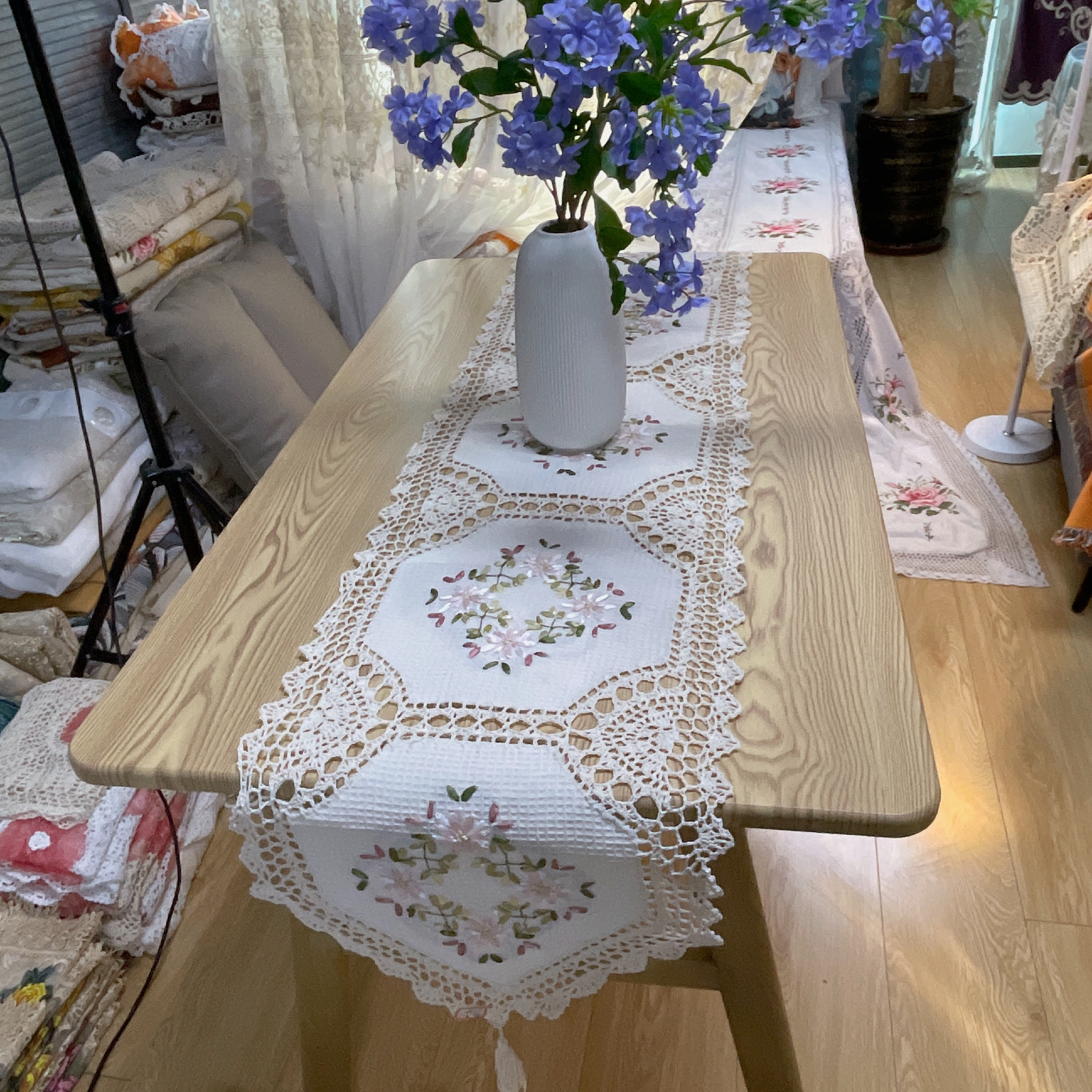 DY195-19-1棉质（40cm*175cm）粉色小花丝带绣尖角桌旗