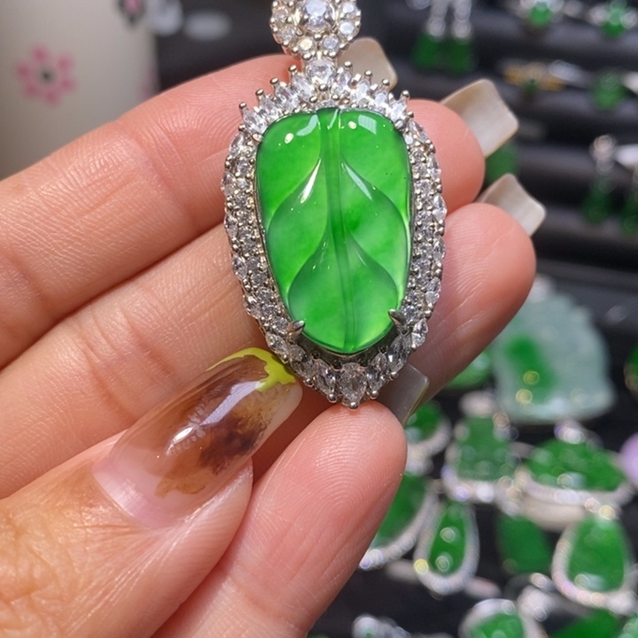 翡翠颈饰银S925镶嵌叶子吊坠