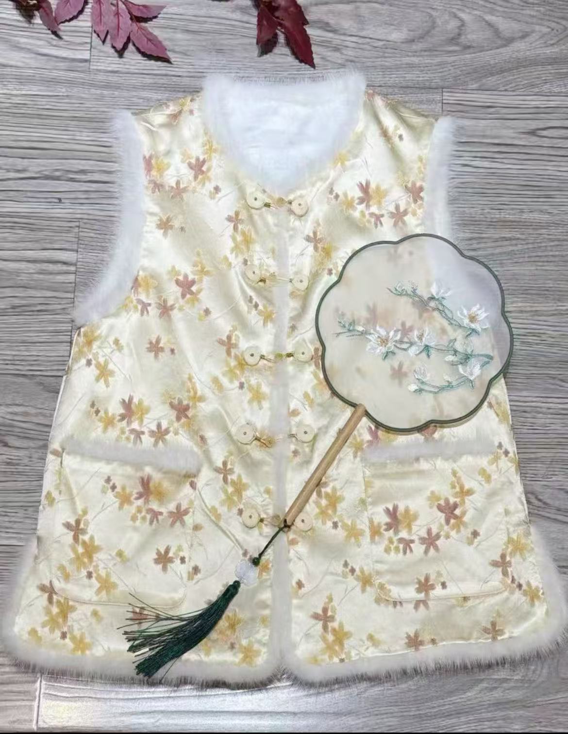  2025秋冬新中式国风桑蚕丝提花夹棉圆领马甲水貂毛复古厚背心