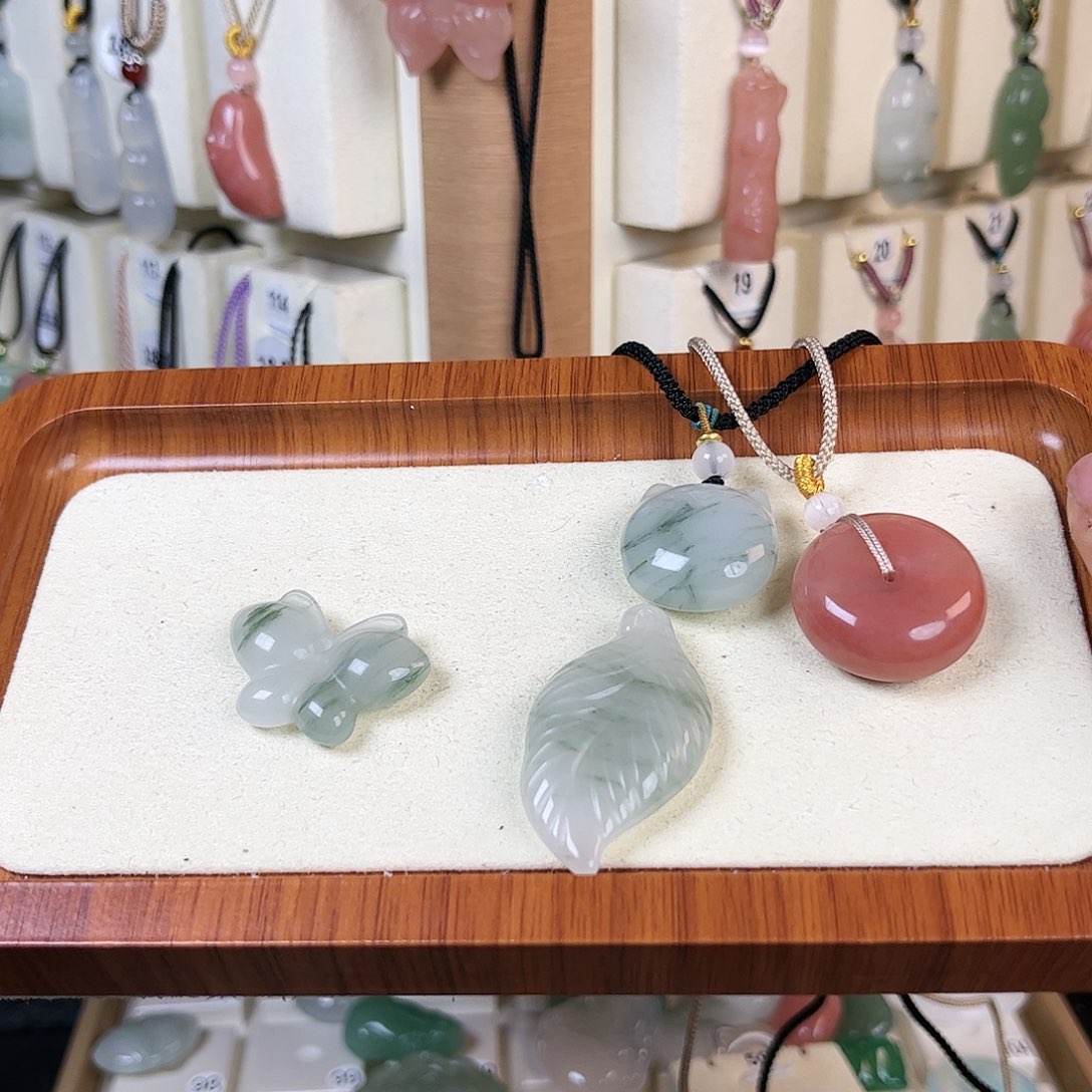 石英质玉（金丝玉）未镶嵌颈饰