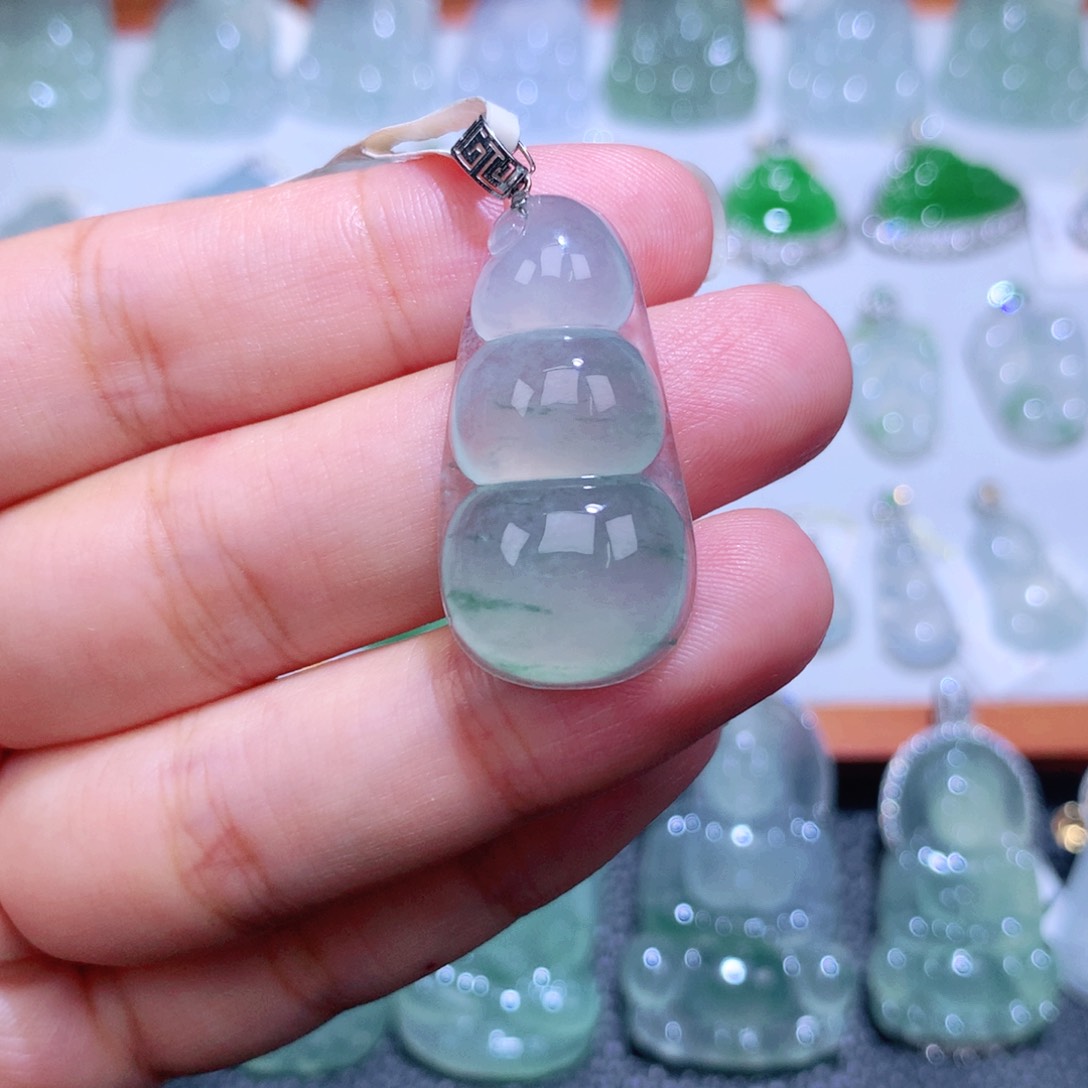 颈饰18K金镶嵌翡翠福豆