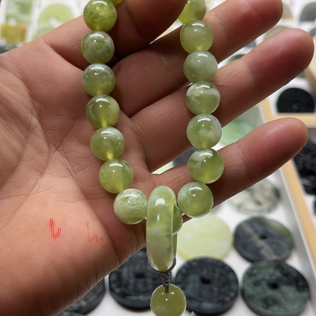 蛇纹石玉未镶嵌颈饰