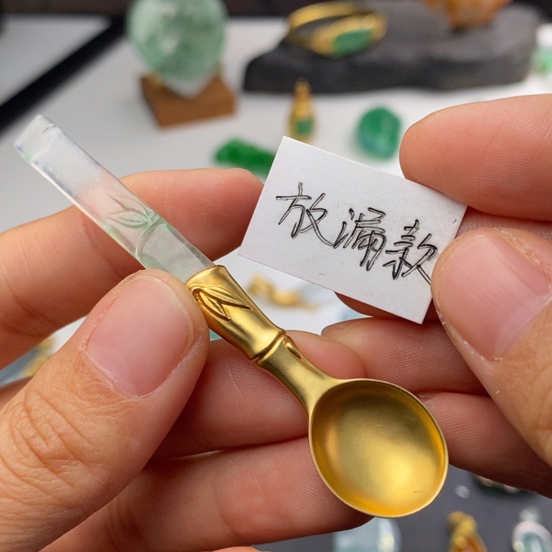 翡翠18K金镶嵌颈饰金汤勺