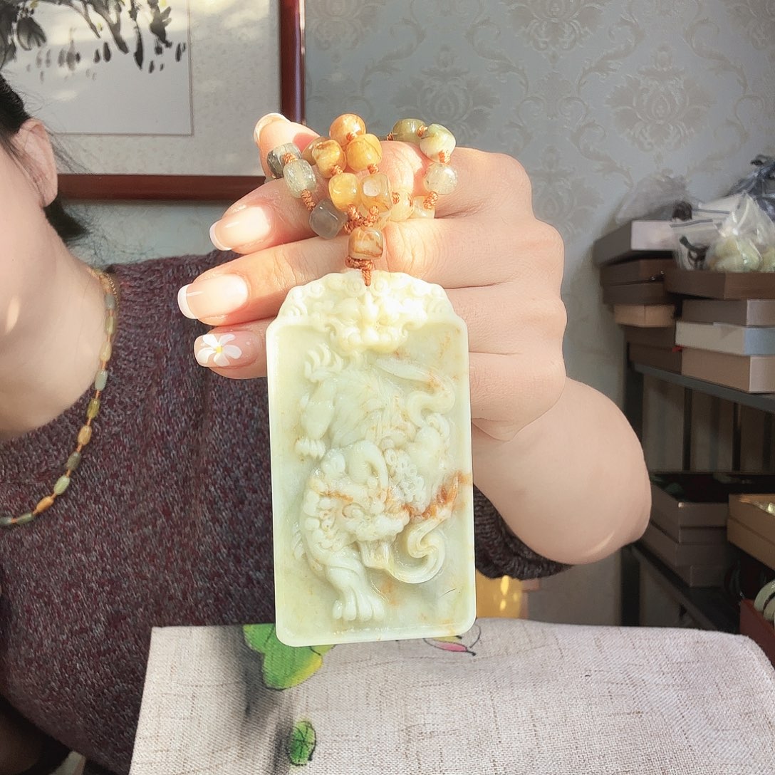 蛇纹石玉未镶嵌颈饰