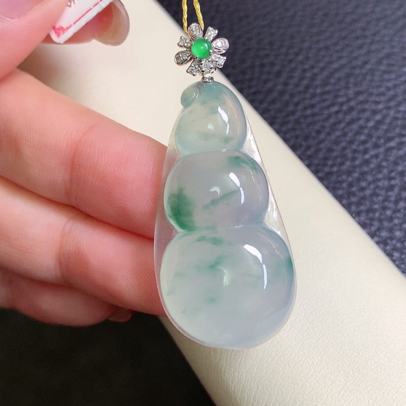 【闪购商品】翡翠18K金镶嵌颈饰豆子