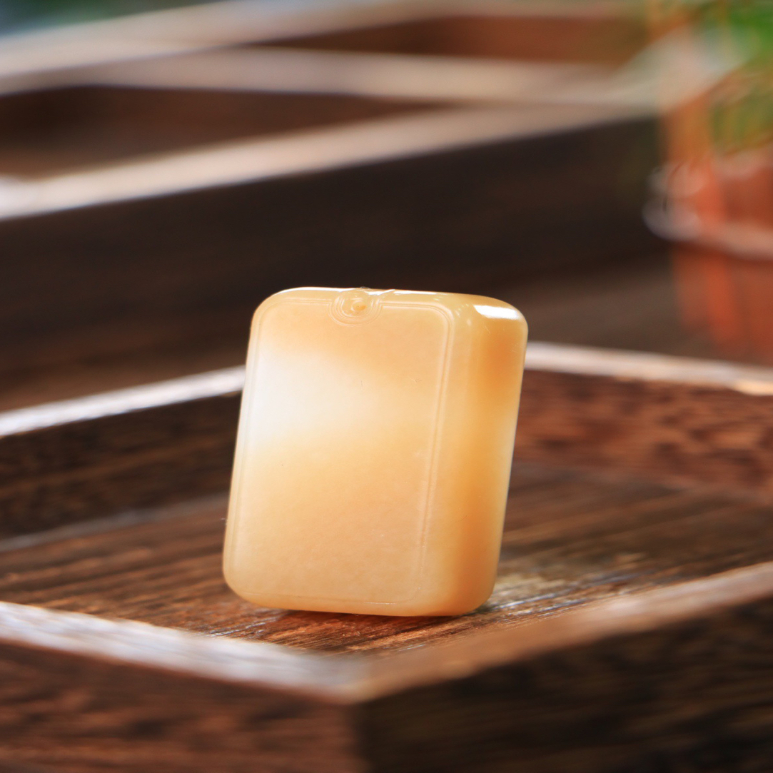 新疆和田玉糖玉玉质油润细腻佩戴大气大雅无功