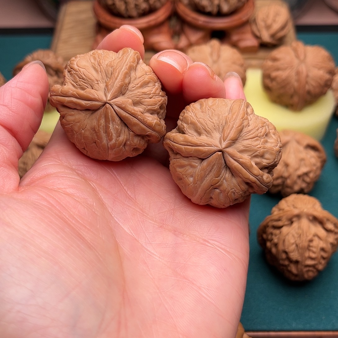 侯***默文玩核桃把件平谷元宝异型