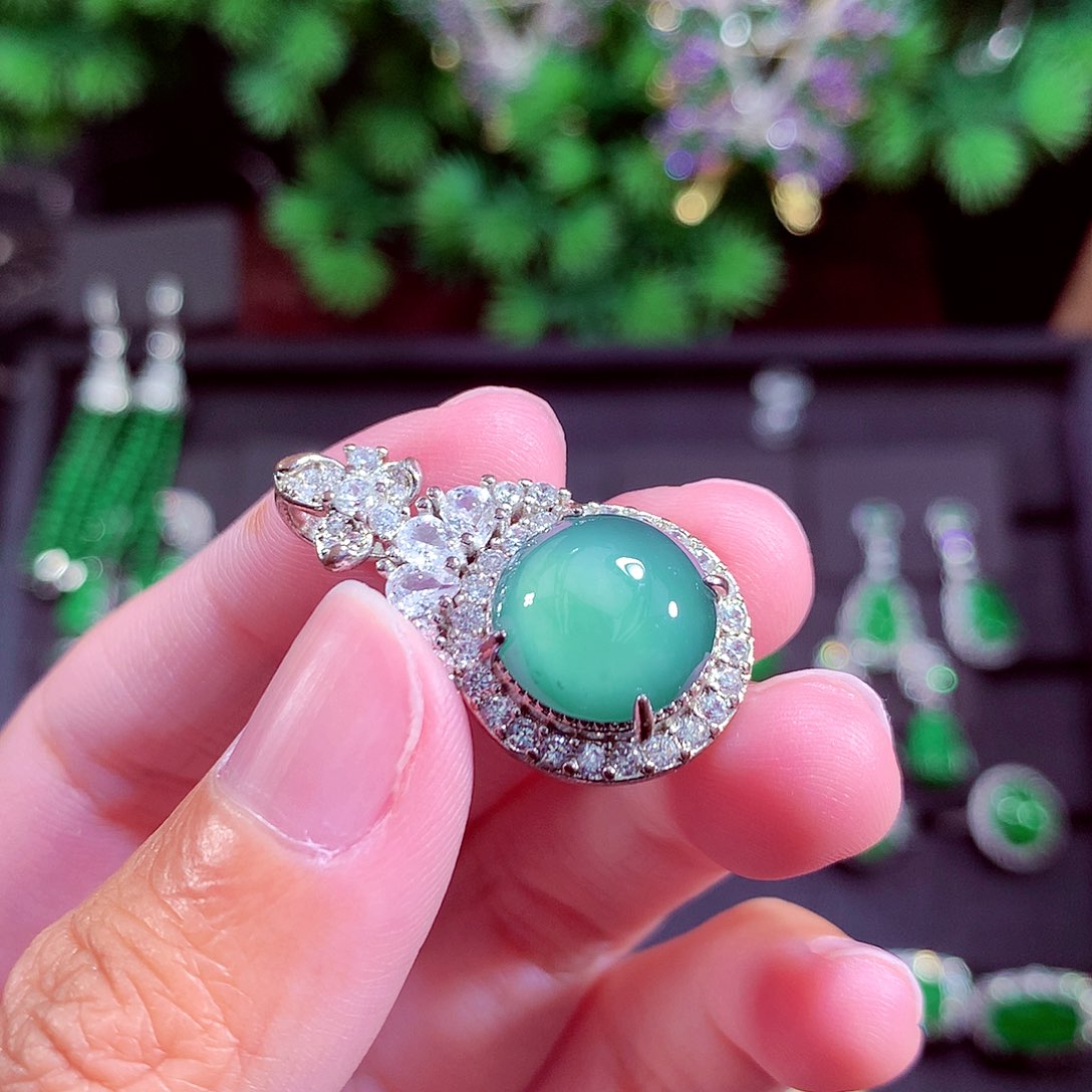 颈饰未镶嵌翡翠天然