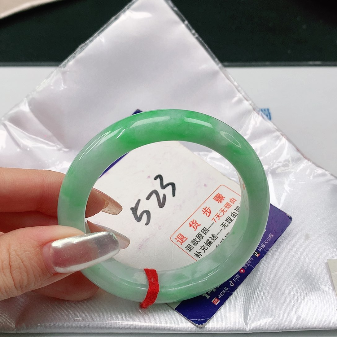 翡翠手镯未镶嵌?****?翡翠手镯