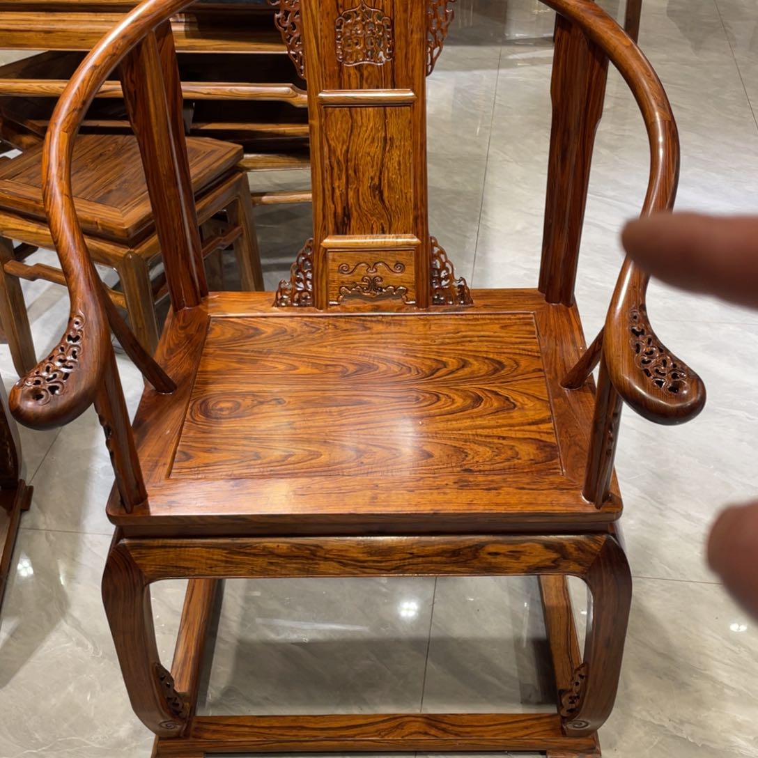 木青****218。   是个不会让他感到快乐