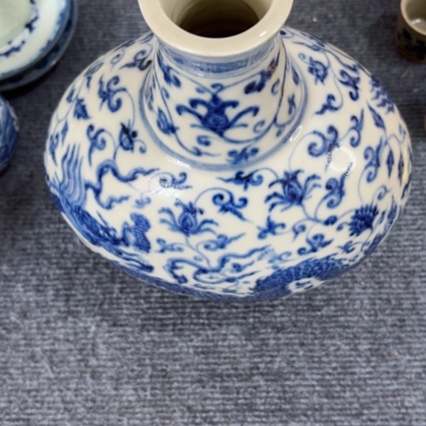 不**茶一个青龙纹缠枝花卉扁瓶