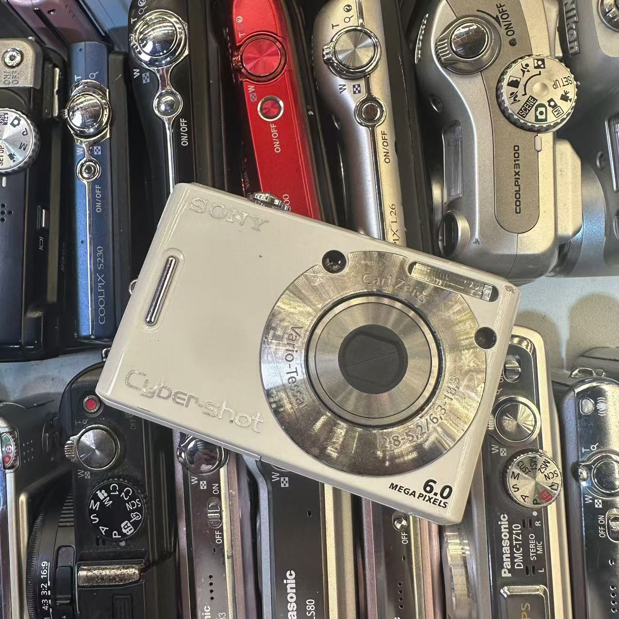 95新 Sony/索尼 索尼W30数码相机 600W像素 3倍变焦 配件齐全