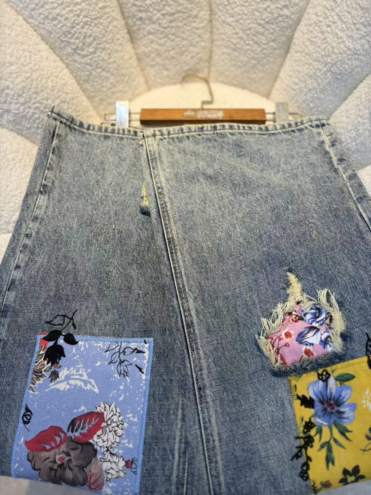 [轻奢] 阔腿直筒破洞刺绣涂鸦图案经典牛仔裤  ZK324