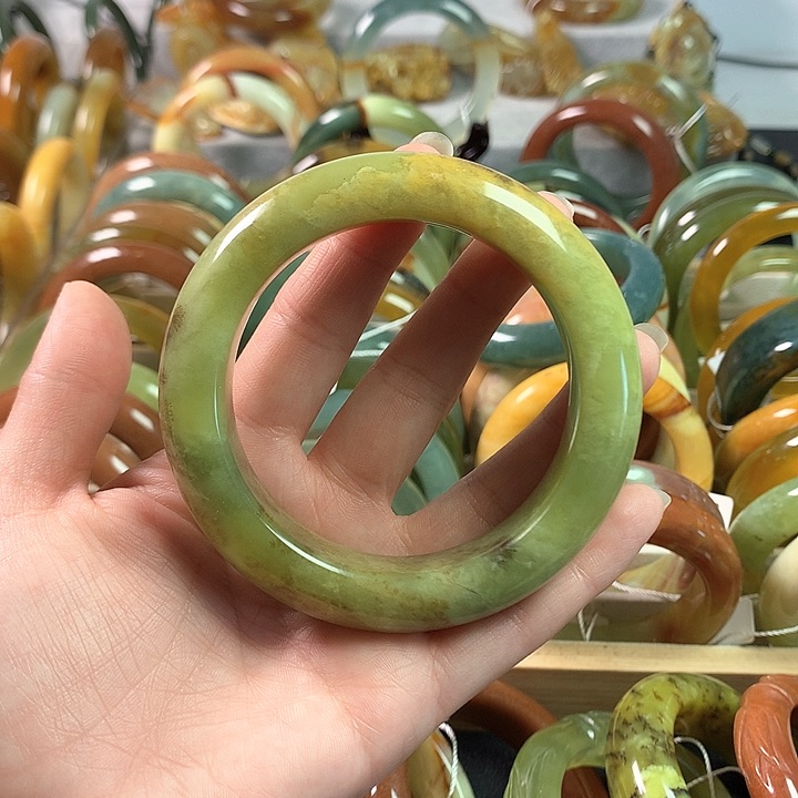 岫玉手镯未镶嵌沐*曦辽阳