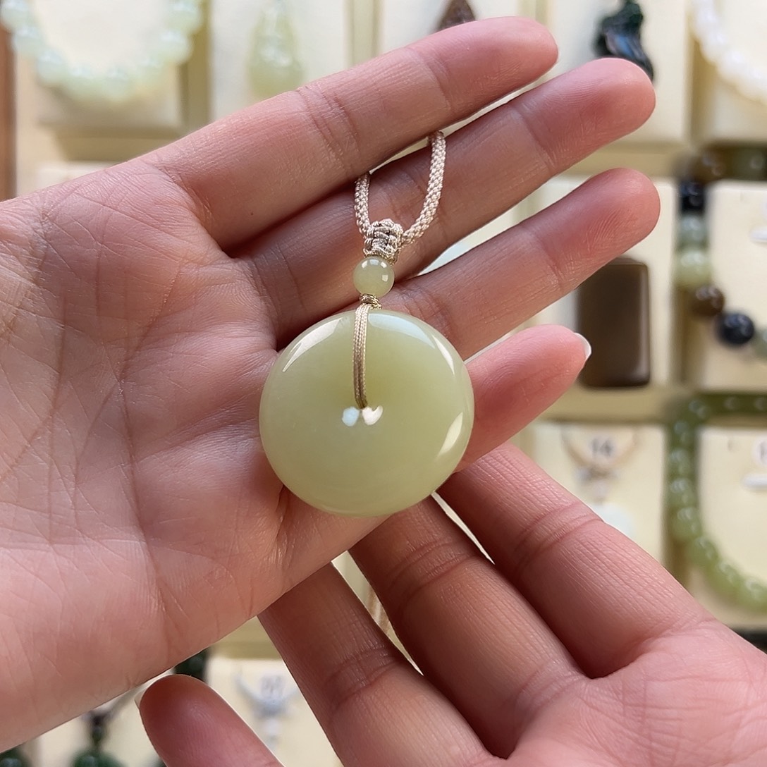 C***°和田玉未镶嵌颈饰