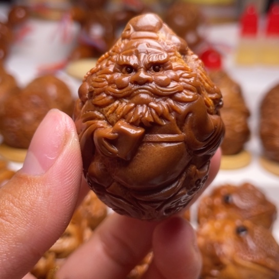 木质类钟馗手把件。   