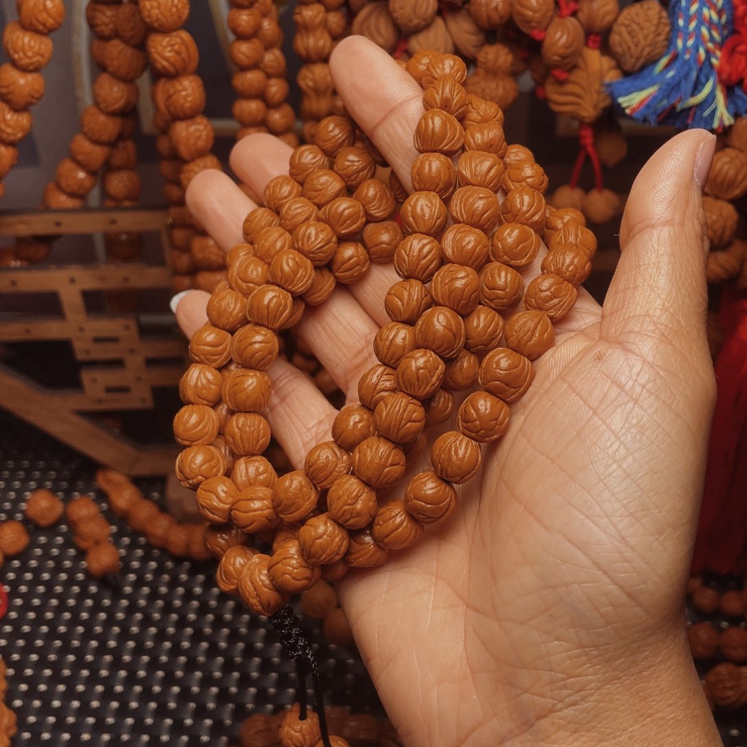 恺***恺木质类龙纹桃枭挂件