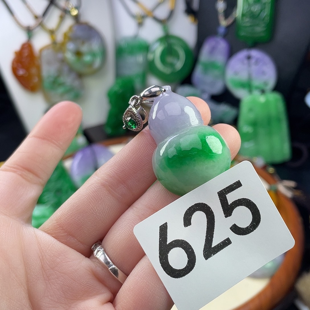 翡翠未镶嵌吊坠(赠链)