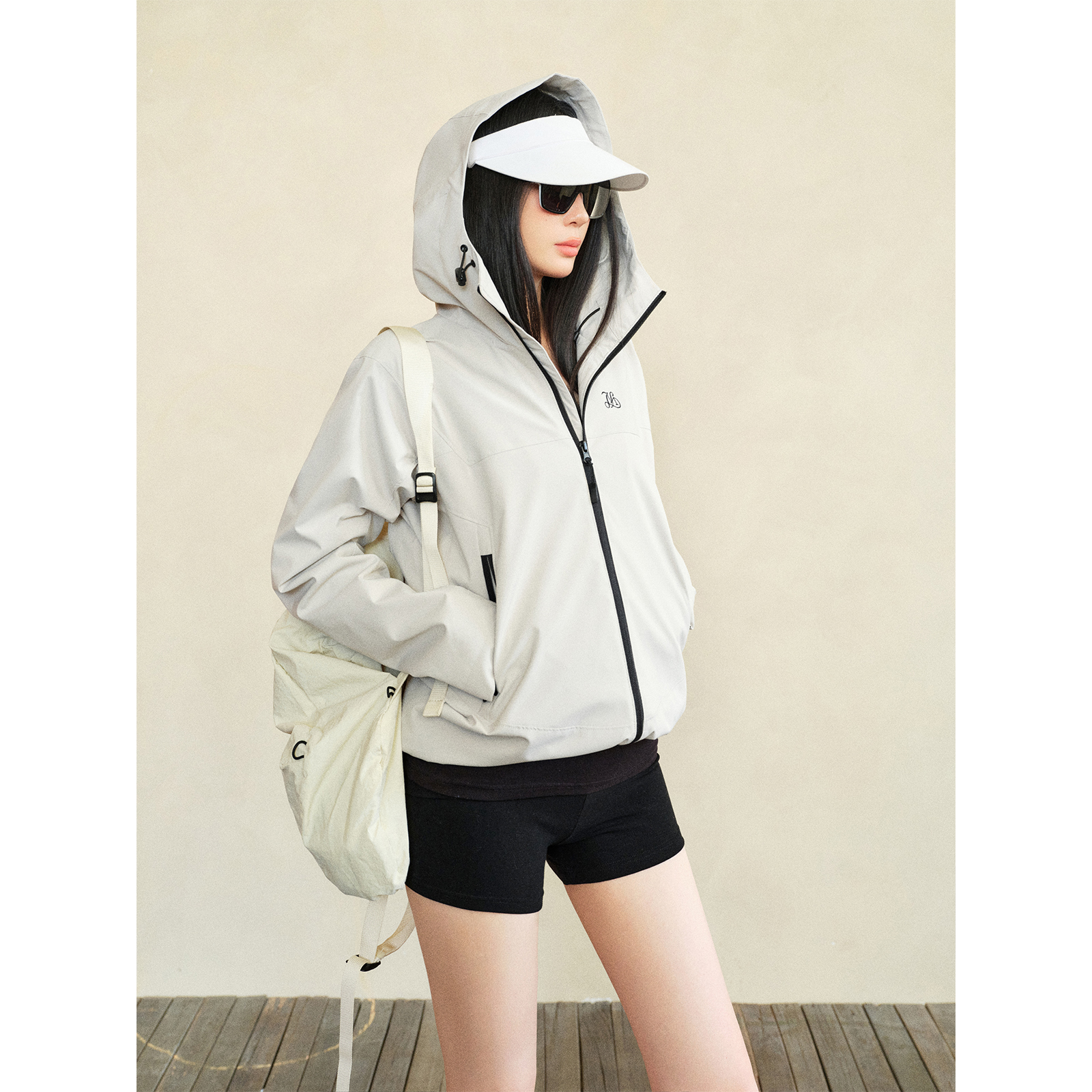 周淼 定制三防面料字母绣花连帽冲锋 防风保暖短外套女ZM25X0219C