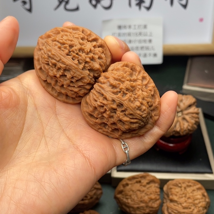 文玩核桃吊坠44尺三角大肚端肩膀满肉