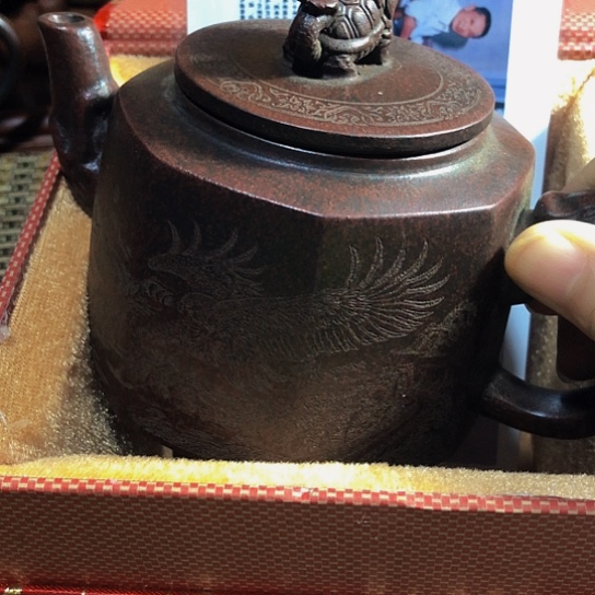 紫砂茶壶原矿泥料手工制作紫砂壶。