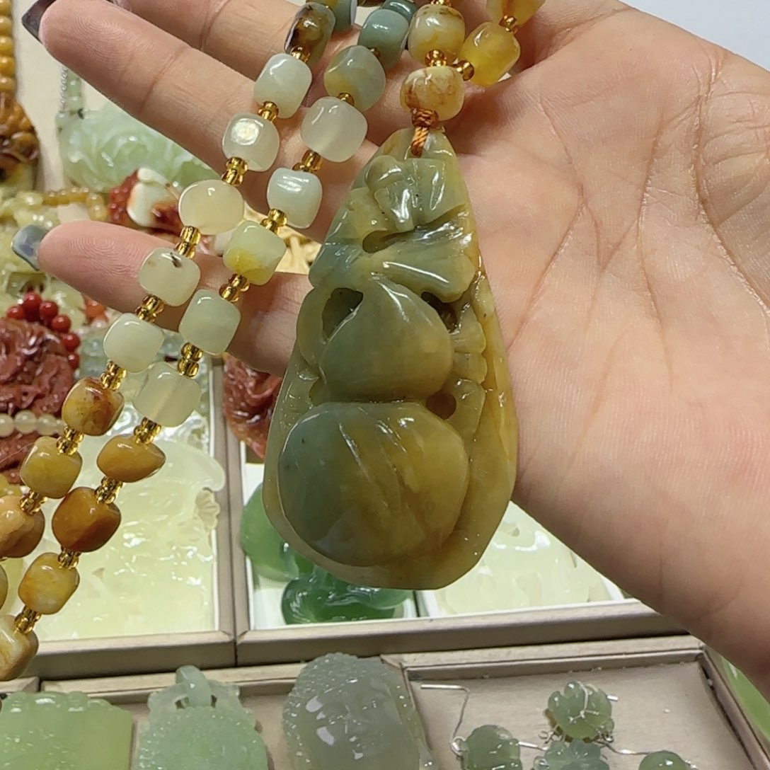 未镶嵌蛇纹石玉吊坠