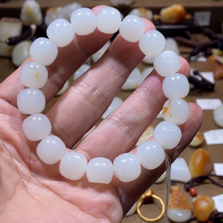 小***鸭和田玉未镶嵌手链