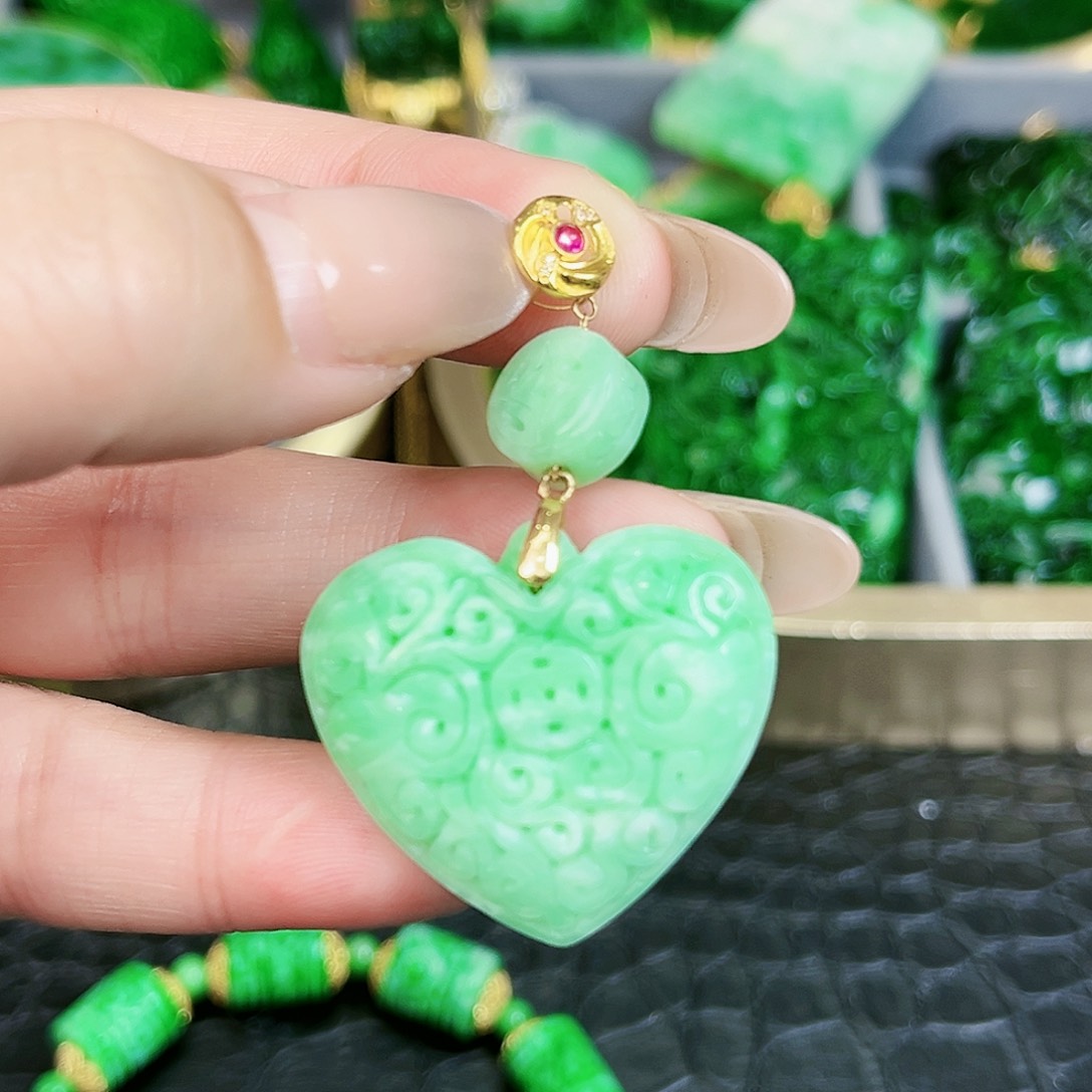 翡翠颈饰18K金镶嵌吊坠