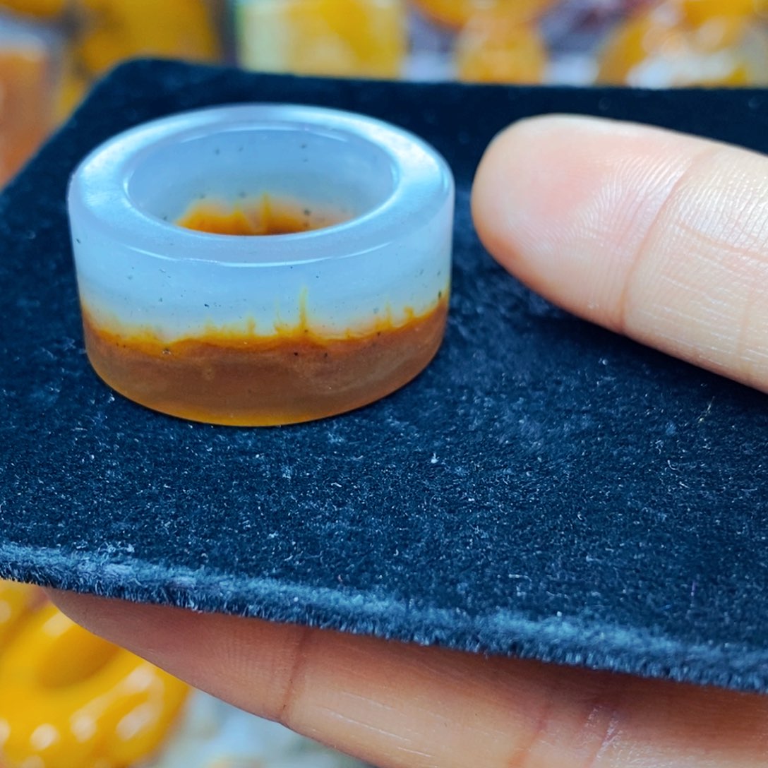 未镶嵌石英质玉（黄龙玉）颈饰