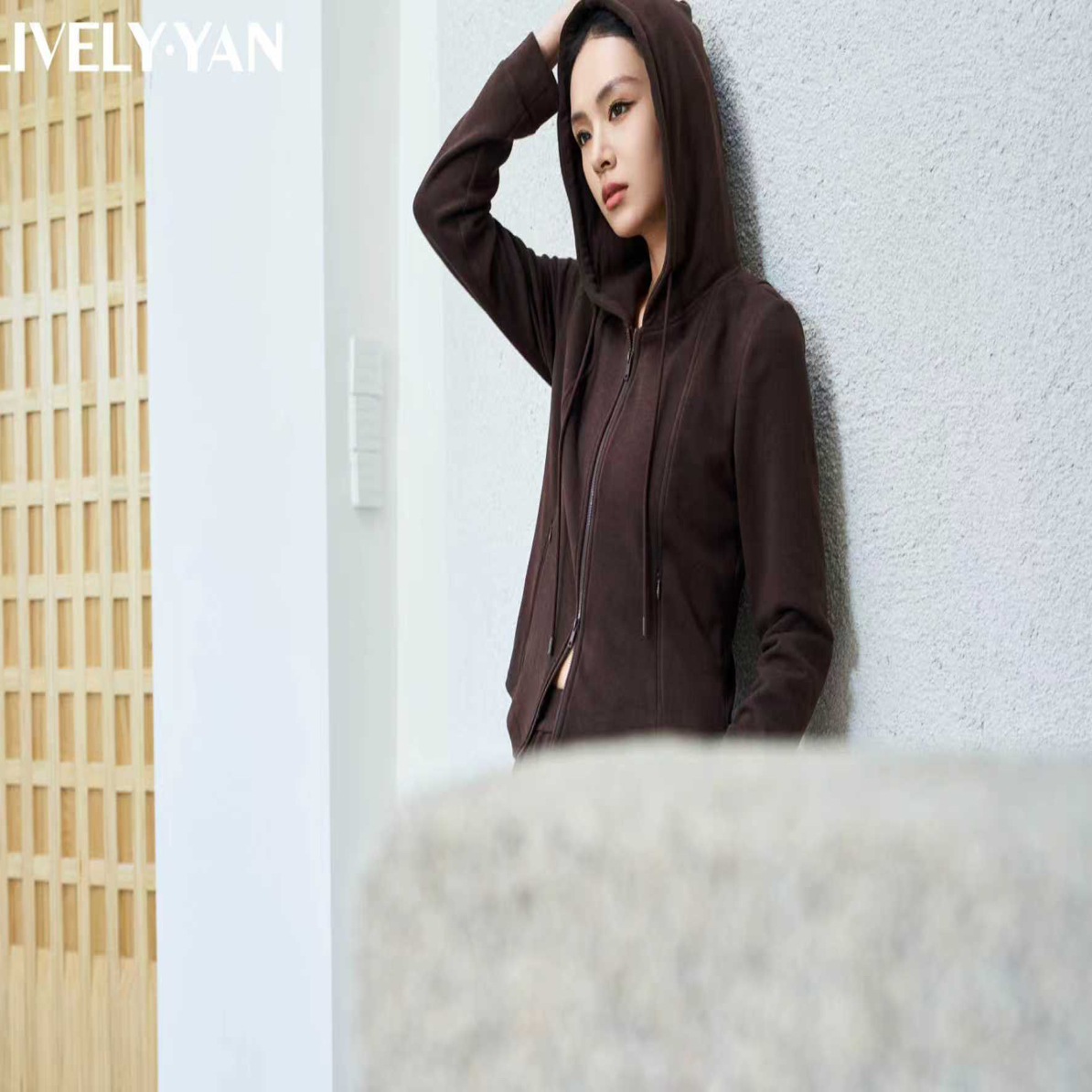 俪妍【LIVELY·YAN】25秋季新款外套42338运动长袖户外休闲连帽秋冬