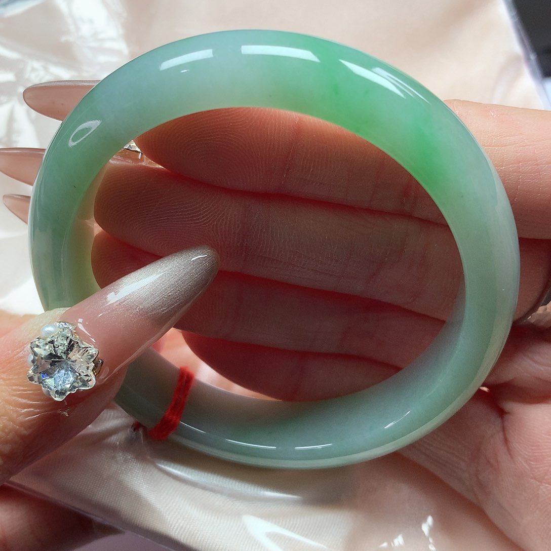 翡翠手镯未镶嵌55圈