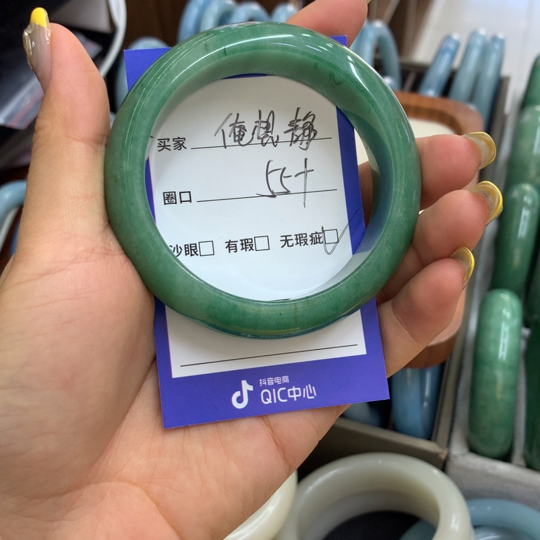 俺****石英质玉手镯未镶嵌
