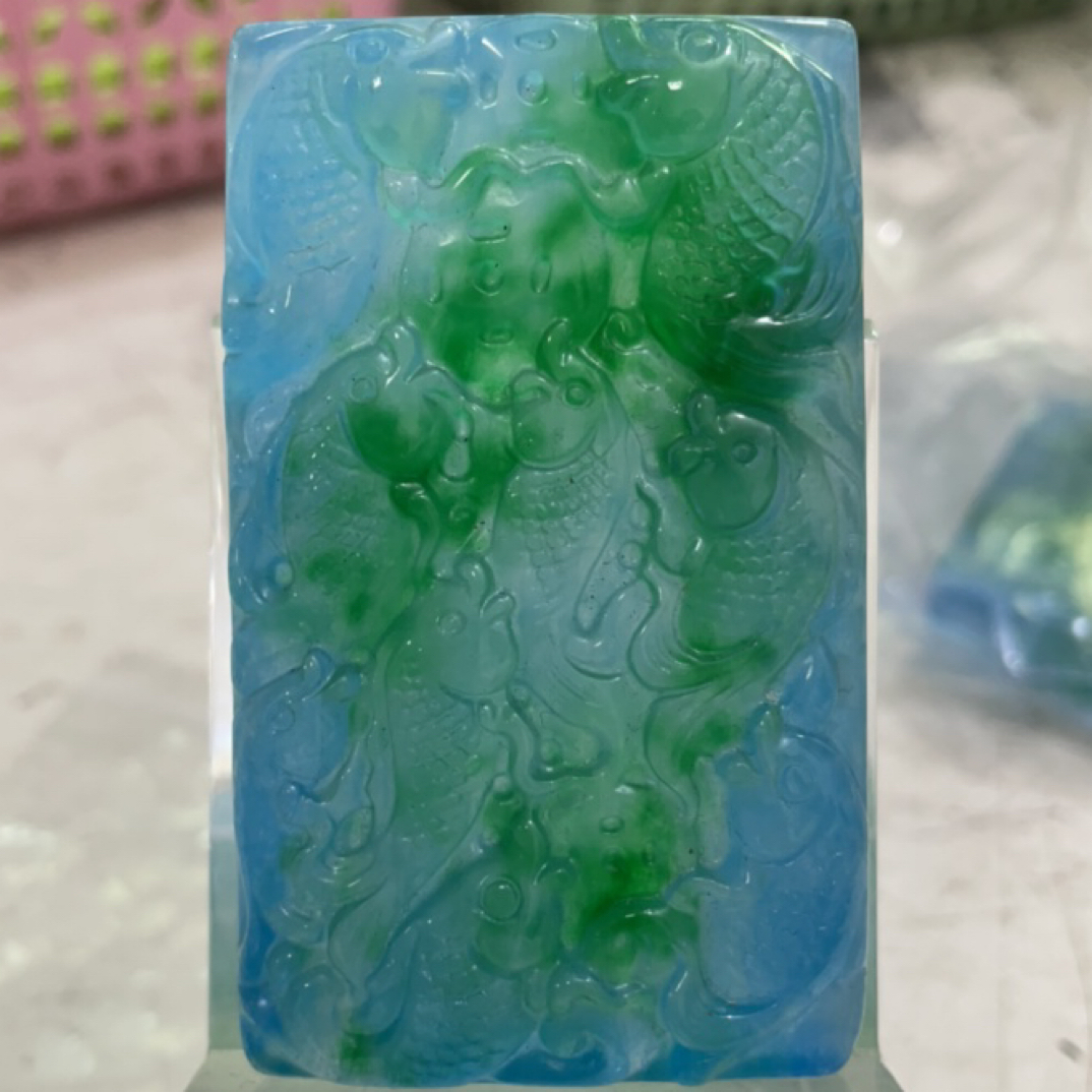 102  飘蓝绿九鱼吊坠牌