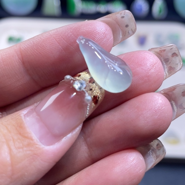 翡翠未镶嵌颈饰玉兰花