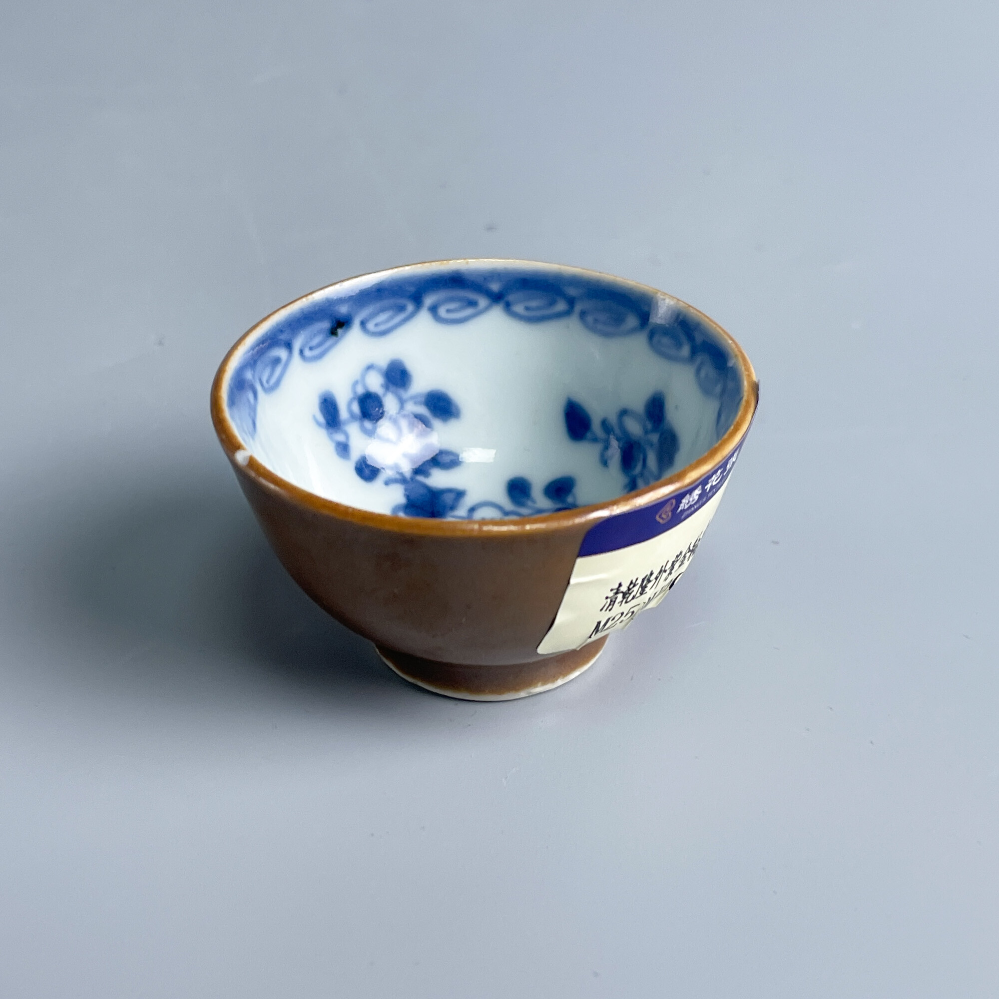 清乾隆外紫金釉内青花杯-M25DH008276