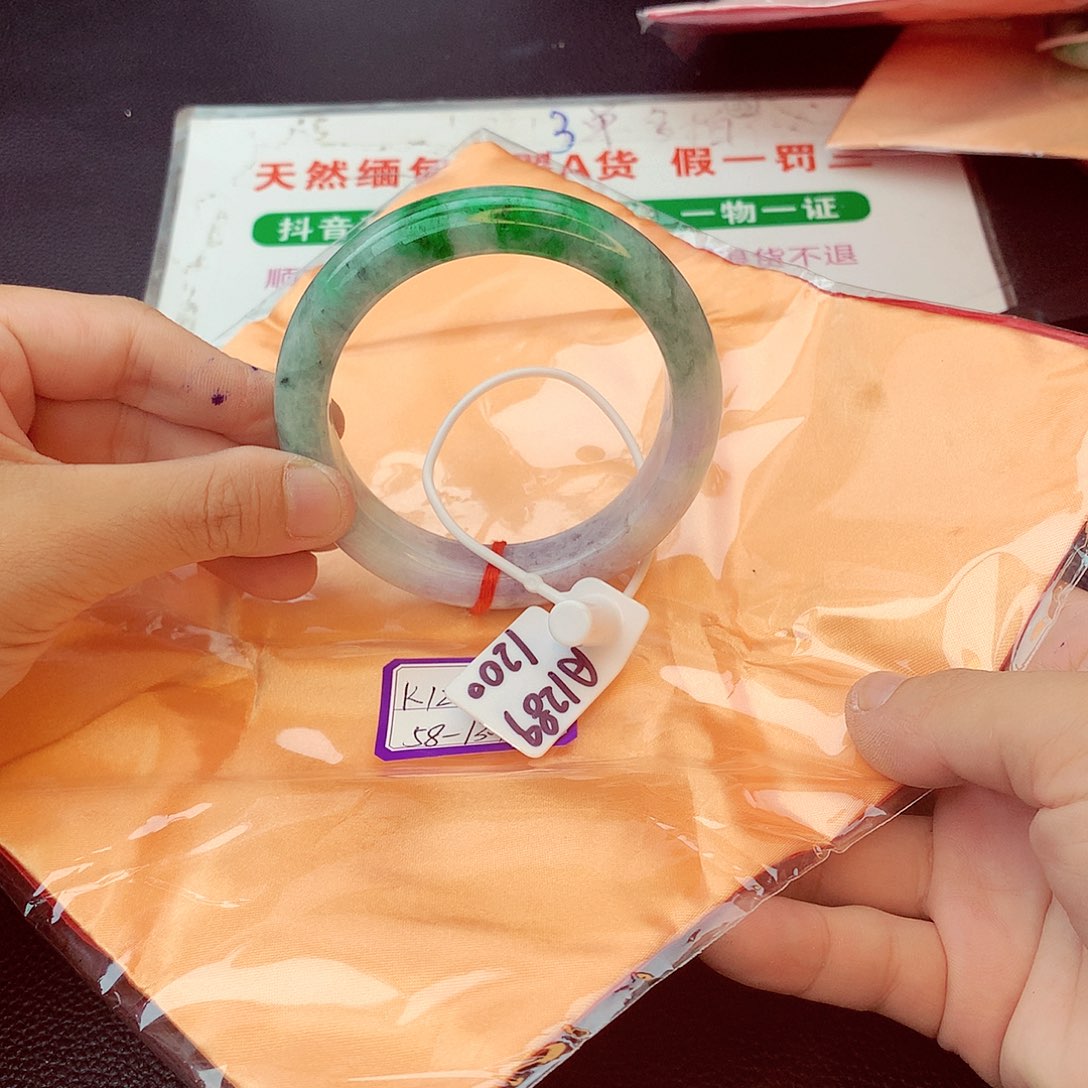 翡翠手镯未镶嵌翡翠