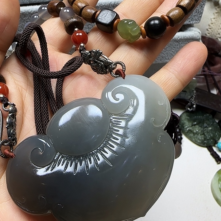 阴***行蛇纹石玉未镶嵌颈饰