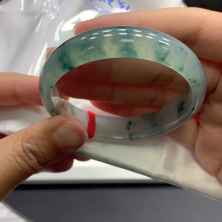 翡翠手镯未镶嵌翡翠