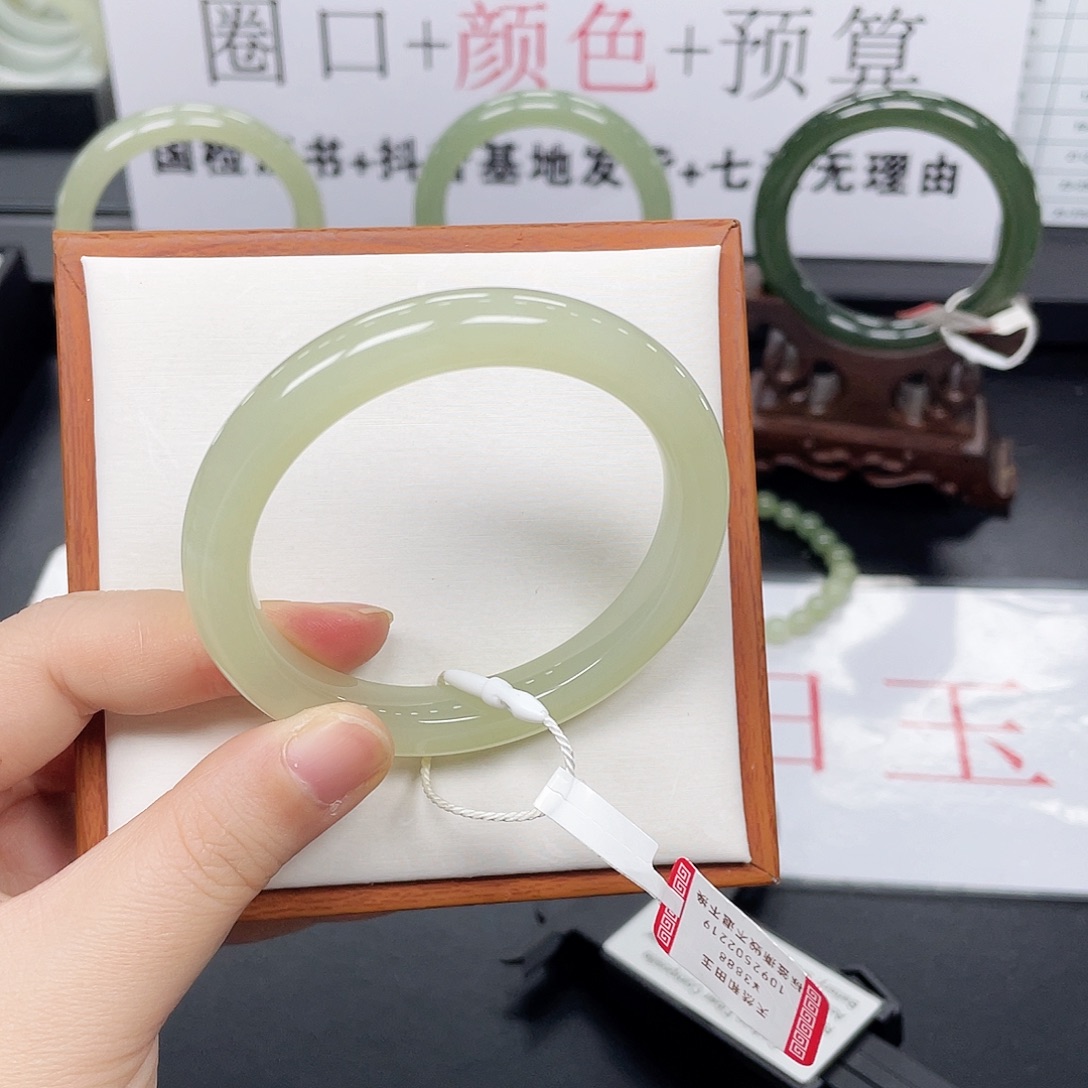 和田玉未镶嵌手镯