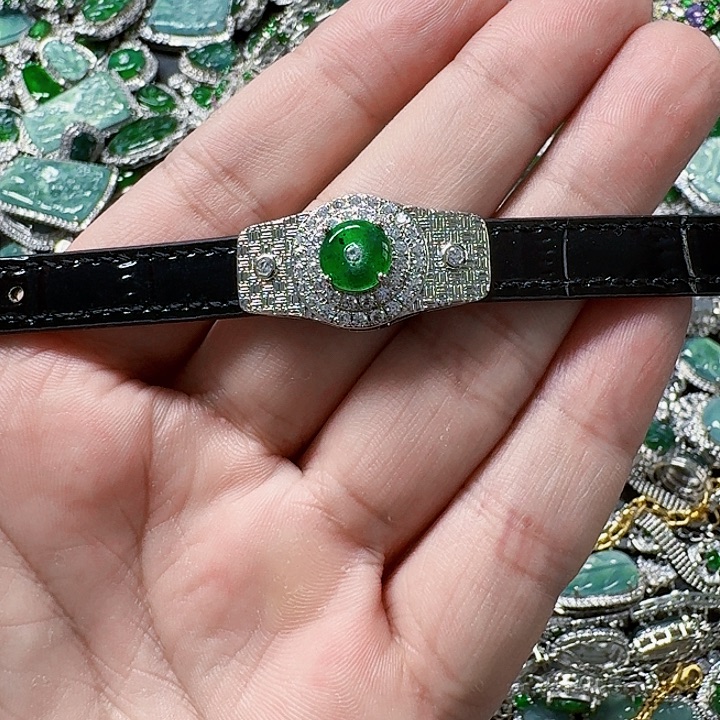 翡翠颈饰未镶嵌天然A货翡翠放漏