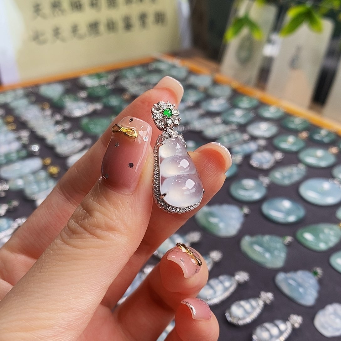 翡翠18K金镶嵌吊坠(赠链)天然缅甸翡翠吊坠福豆